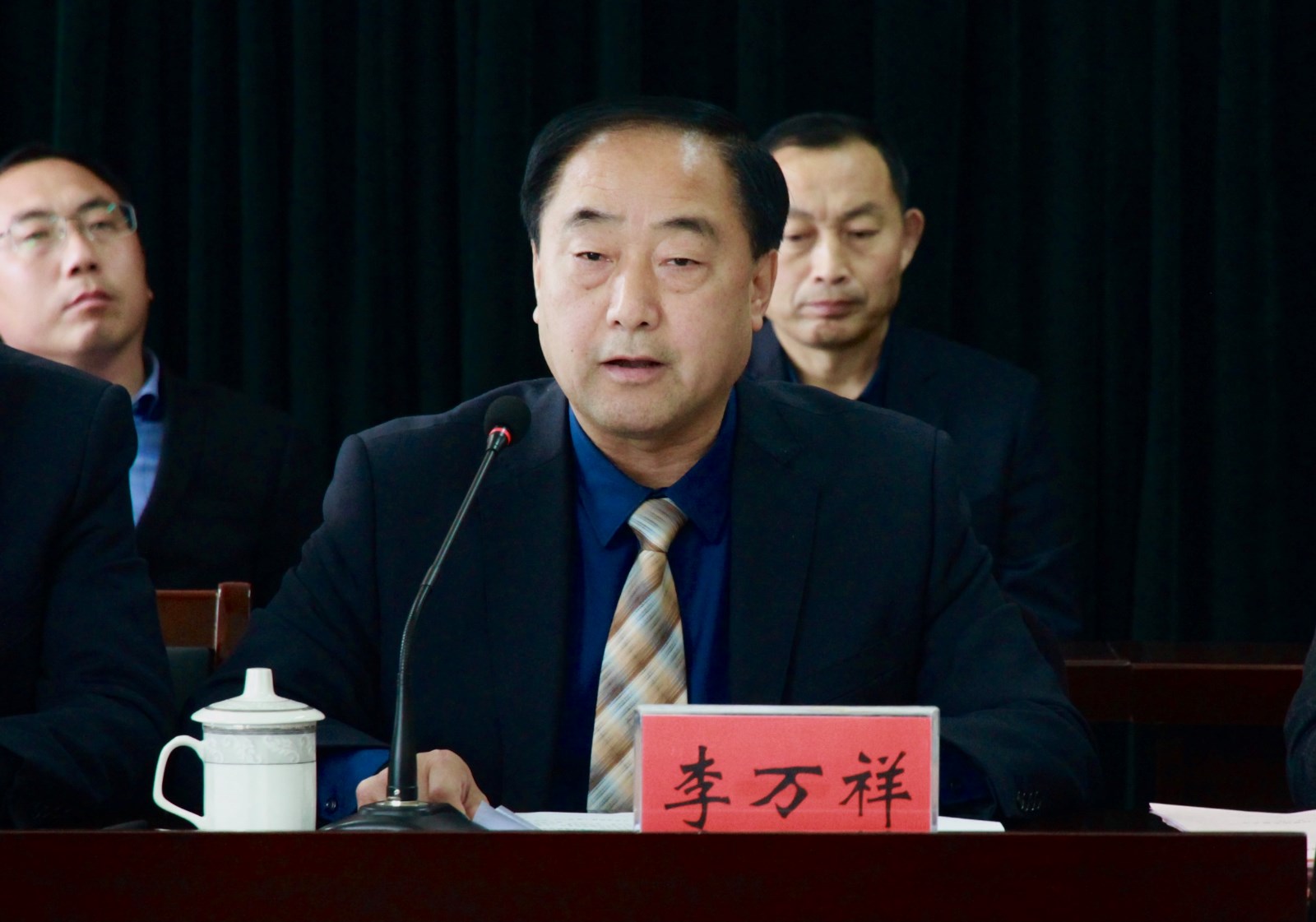 李萬祥常務(wù)主持會議.jpg